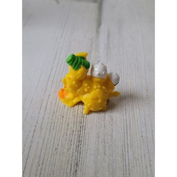 Moose Yellow mini crab creature toy figure spill - Picture 3 of 4